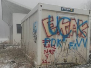 Графити УЧК на путу ка Ски-центру Брезовица