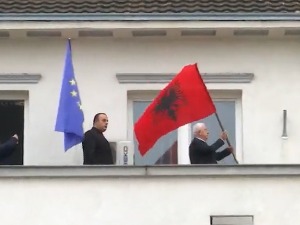 У Прешеву и Бујановцу обележен државни празник Албаније истицањем албанске заставе