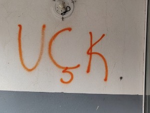 Косовска Митровица, у улазу зграде у Бошњачкој махали натпис "УЧК"