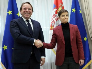 Брнабићева са Вархељијем: Србија остаје посвећена реформама на европском путу