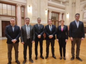 Опозициони посланици разговарали с Вархељијем