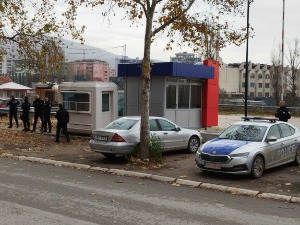 У северном делу Косовске Митровице мирно aли напето, Вучић се у суботу у 19 сати обраћа јавности