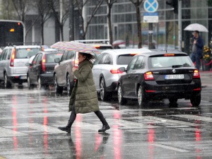 Још данас веома топло са слабом кишом, од понедељка права зима