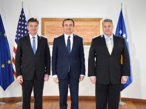 Лајчак: Барикаде уклонити политичким договором, а не булдожерима