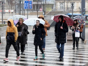 Поново до 16 степени, ветровито и са кишом