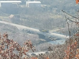 Кфор: Спроводимо операцију  уклањања возила са пута на северу КиМ