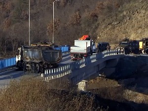 Уклоњени камиони са барикаде код Дудиног крша