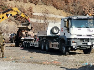 Кфор уклања тешка возила у општини Звечан, привремено се затвара пут ка Јарињу