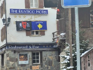 Код хотела где одседа Вучић у Давосу окачена застава "велике Албаније"