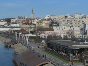Смена сунца и облака, на југозападу обилне падавине