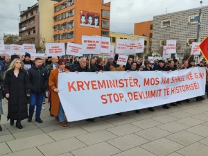 Протест припадника ОВК у Приштини због Куртијевих навода о убиству Оливера Ивановића 