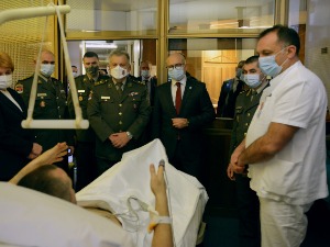 Вучевић на ВМА обишао рањеног Делевића: Нема дилеме, то је био покушај убиства