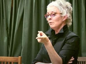 Хелен Кнод: Ако твој лид не шчепа читаоца за гушу, или тестисе, чему писање