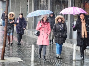 Смена сунца и облака, увече слаб снег