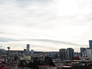 Облачно и мало топлије, у току дана могућа слаба киша, понегде снег