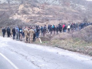 Срби из села Дрен остају на путу и током ноћи, траже да се обуставе радови