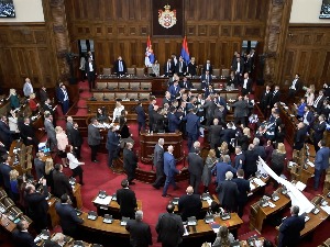 Инцидент у Скупштини, кошкање посланика опозиције и владајуће коалиције