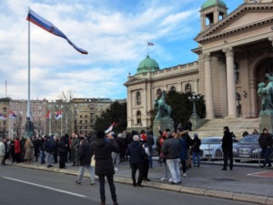 Протест испред Скупштине, захтев да парламент не подржи француско-немачки предлог споразума о КиМ