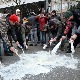 Протест млекара испред Министарства пољопривреде, просули увозно млеко низ Немањину улицу