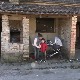 Мајка са бебом и малим дететом без струје и воде - смрзавају се и ложе намештај