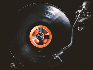 Игла на винилу - Кју Сакамото 