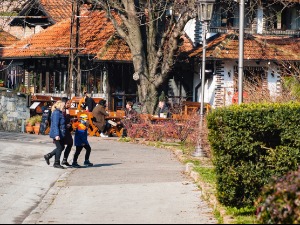 Облачно, понегде слаба киша, провејавање снега на планинама