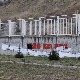 Непримерен графит на огради школе "Меша Селимовић" у Новом Пазару