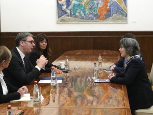 Вучић са британском амбасадорком о разговорима у Бриселу и унапређењу сарадње