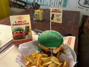 Новинарка РТС-а пробала хамбургер са брашном од домаћег цврчка, килограм кошта 70 евра