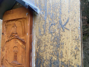 Натпис такозване ОВК на путоказу за манастир Драганац