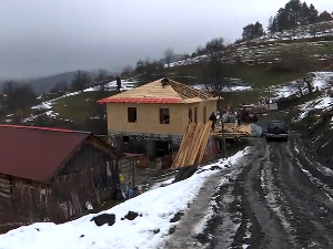 Ватра прогутала кућу Ђурића на Пештери, 17 дана касније радују се новом дому