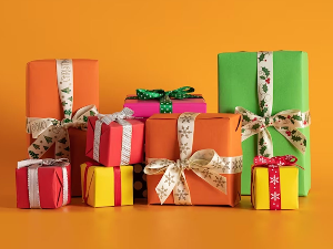 Наука објашњава зашто је боље да поклон буде аљкаво упакован