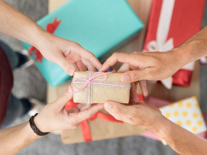 Поклон не мора бити скуп – лепа реч, осмех и загрљај су бесплатни дарови