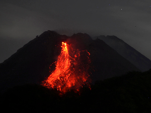 Ерупција вулкана Мeрапи на Јави, 11 мртвих