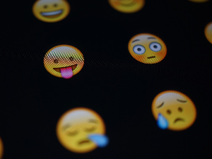 Широм затворених очију: Шта рече?!