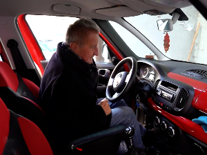 Иако има 94 године Милош Никитовић и даље безбедно вози