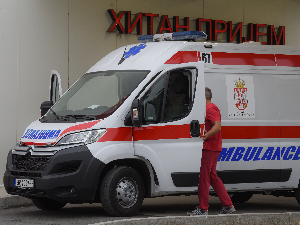 Аутомобил слетео у канал, две особе погинуле