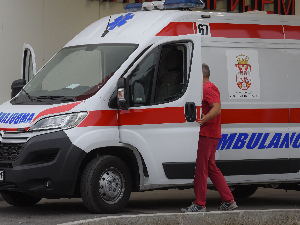 Дете пало с трећег спрата на Звездари, превезено у Тиршову