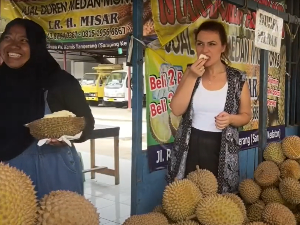 Контроверзни дуријан – новинарка РТС-а пробала најсмрдљивију воћку на свету