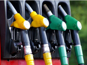 Литар бензина скупљи, цена дизела остала иста