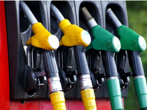Појефтинили дизел и бензин