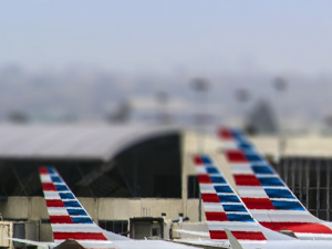 Путник отворио врата авиона и сишао низ тобоган за хитне случајеве