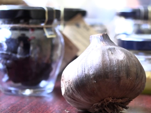 Како настаје црни бели лук