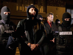 Ендрју Тејт у кућном притвору