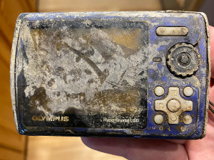 Пре 13 година изгубила фото-апарат у реци, сада јој га потпуни странац вратио са нетакнутим фотографијама