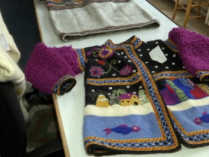 Познате џемпере из Сирогојна све више израђују плетиље у граду 