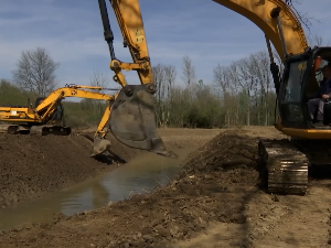 Чишћење корита да  у Церовцу нове кише не донесу старе проблеме