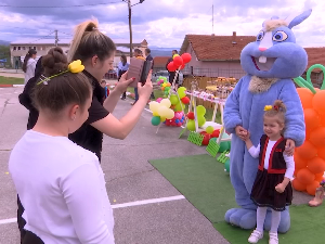 Дружење за празник у школском дворишту у Дубници