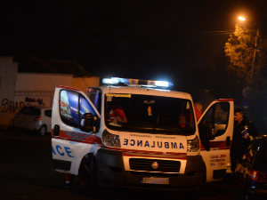 Аутомобил ударио у бандеру, лакше повређени мушкарац и жена 