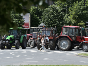 Удружења пољопривредника прихватила понуду Владе, прекидају блокаде путева